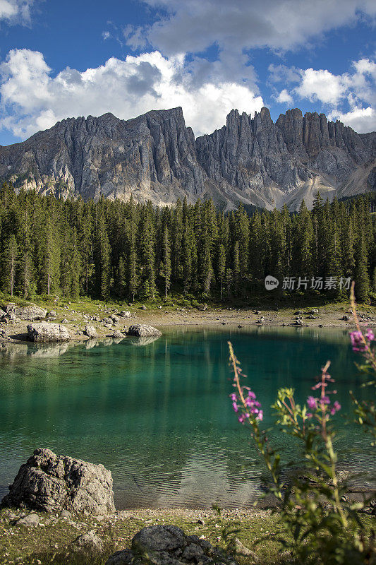 卡瑞扎湖——德语“Karer See”，意大利语“Lago di Carezza”。白云石山脉阿尔卑斯山